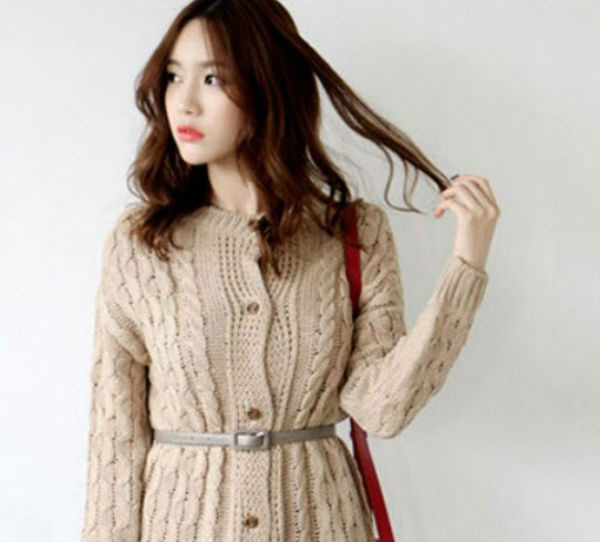 Bạn cũng có thể mix áo len hay cardigan len theo những cách sáng tạo hơn với một chiếc thắt lưng để bộ cánh thêm bắt mắt và tăng thêm nét trẻ trung cho bộ đồ với áo len của bạn.