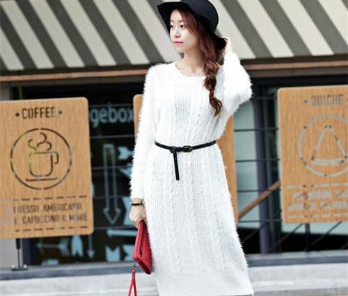 Kết hợp cùng thắt lưng sẽ đem đến cho chiếc váy len một diện mạo mới. Dù là một chiếc váy len ôm sát khoe đường cong hay váy len dáng suông thì cũng giúp bạn tự tin hơn về vòng hai của mình.