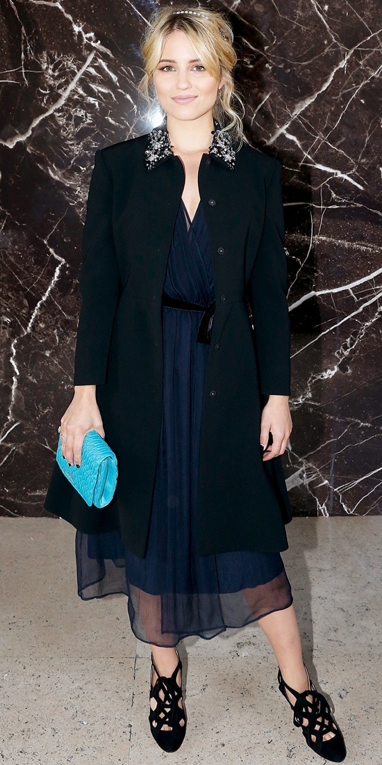 Diễn viên Dianna Agron là người đi tiên phong trong cách phối trang phục màu xanh navy với áo khoác đen. Bộ trang phục cổ điển này lại được điểm xuyết bằng clutch xanh sáng và chiếc cổ áo cầu kỳ, lạ mắt.