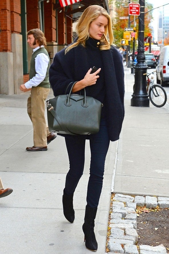 Đơn giản, ấm áp và tươi trẻ là phong cách mà Rosie Huntington-Whitely chọn cho mình khi xuống phố. Cô phối một chiếc áo khoác xanh navy với skinny jeans, bốt cao cổ và túi xách cùng tone màu trung tính.