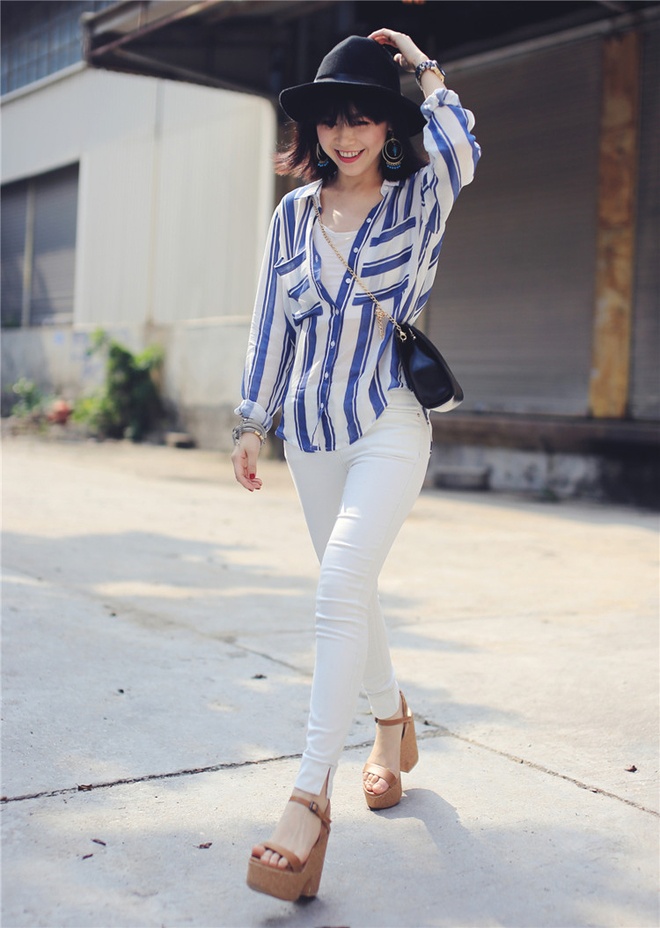 Để tạo điểm nhấn độc đáo và khác biệt, bạn có thể khoác thêm 1 chiếc áo sơ mi khác màu.