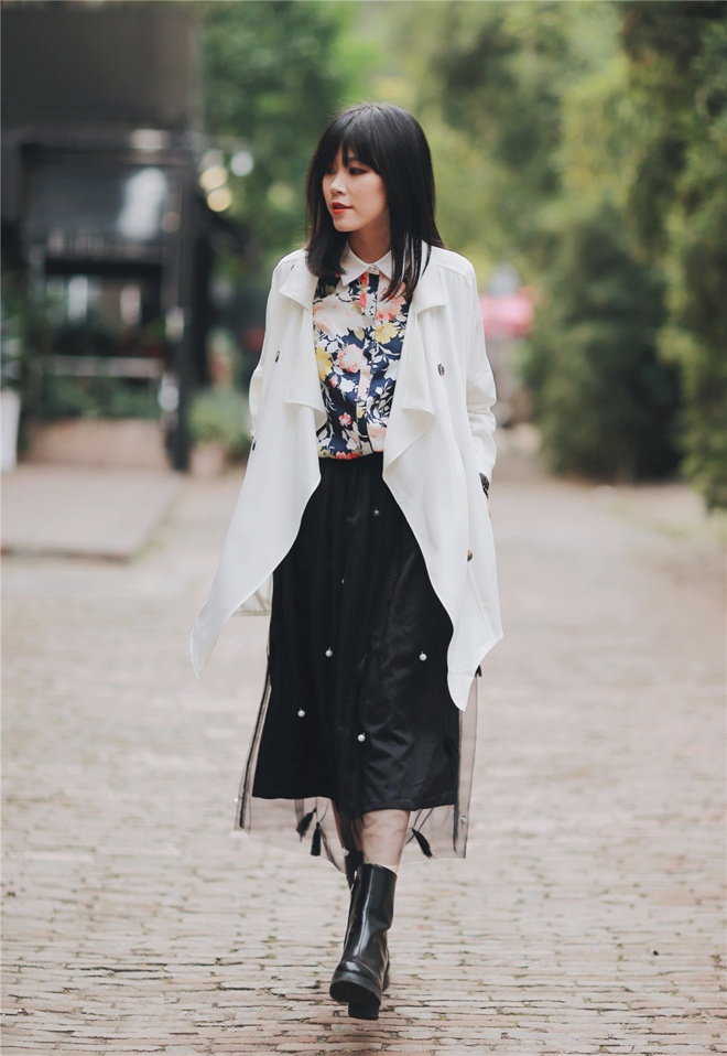 Chính vì thế, các họa tiết hoa floral tràn ngập trong những bức ảnh thời trang của Magic Yang, với đủ mọi kiểu dáng, màu sắc và chất liệu khác nhau.