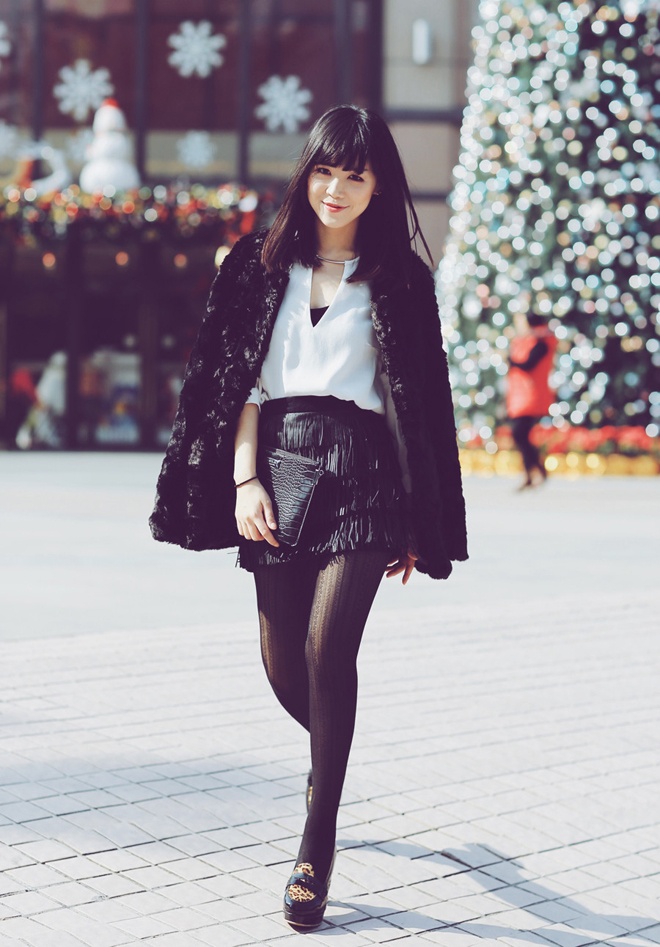  Bí quyết sau cùng cũng quan trọng không kém, là các kiểu giày cao gót chất lượng, có phần đế vững chắc nhưng không  được cao đến mức lênh khênh rất cần được nàng thấp bé để ý đầu tư. Vì đây là loại phụ kiện giúp tôn dáng, làm chân thêm thon dài và giúp bước đi của bạn luôn uyển chuyển, cuốn hút.