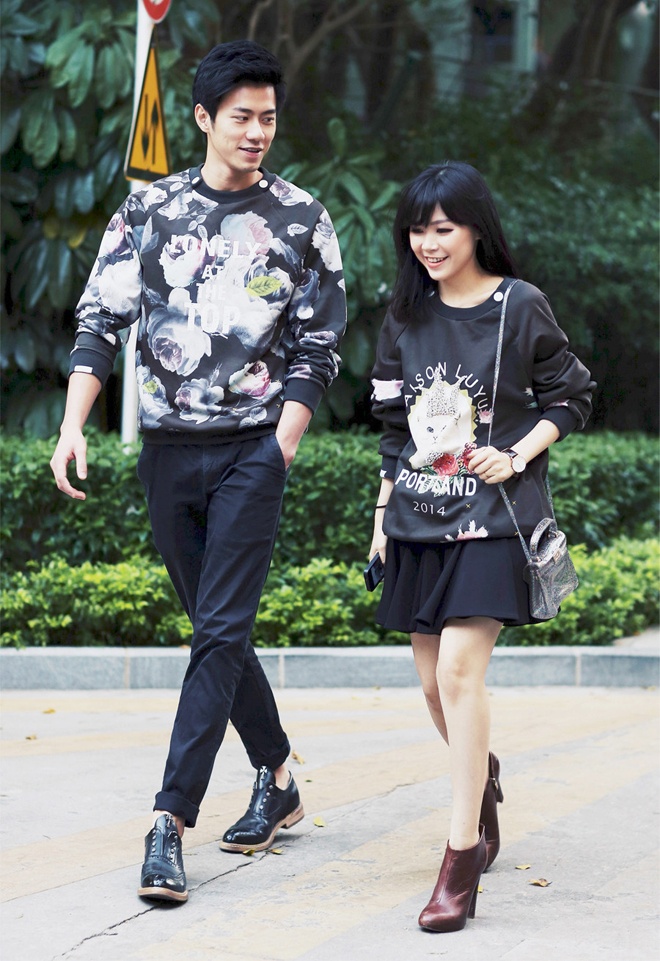 Dù chỉ cao khoảng 1,53 m cùng thân hình mỏng manh, bé nhỏ và số đo vòng 1 khá khiêm tốn nhưng Magic Yang luôn biết cách chọn trang phục, phụ kiện phù hợp để thật tỏa sáng và tự tin trên phố.