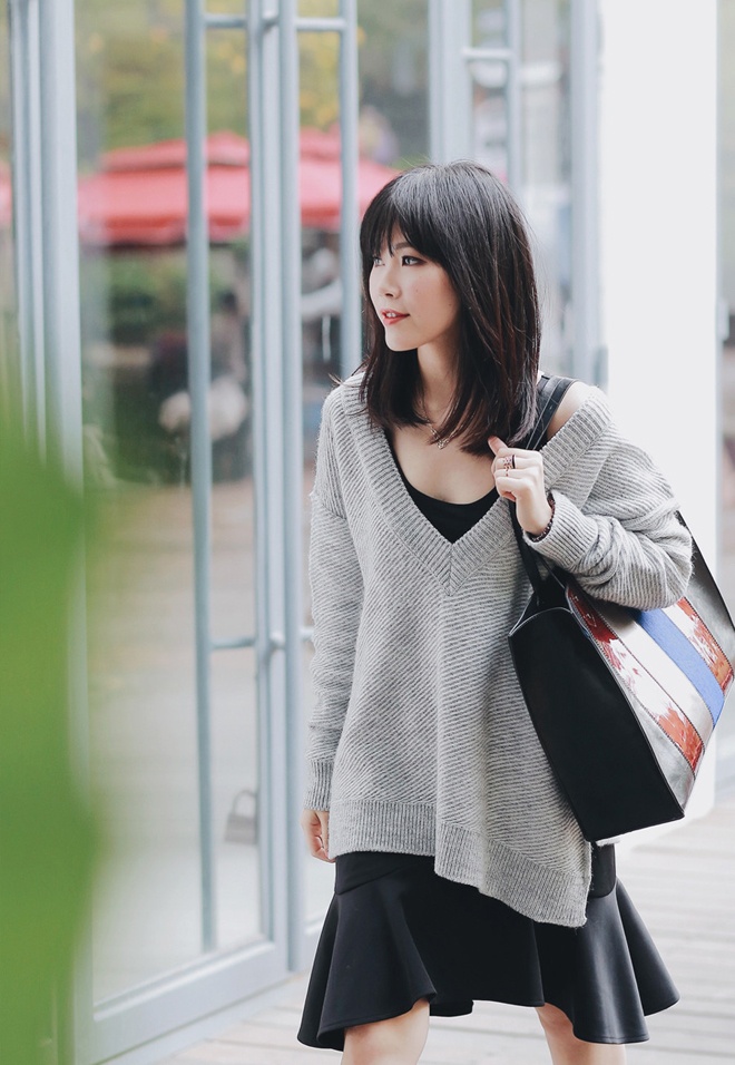 Không chỉ là fashionista có tiếng tại Trung Quốc, Magic Yang còn kiêm thêm công việc stylish và nhiếp ảnh gia thời trang. Gia nhập giới Blogger thời trang từ năm 2008, đến nay cô nàng  fashionista 26 tuổi đã sở hữu lượng fan khá “khủng” trên LookBook với hơn 18,6 nghìn người hâm mộ và đến 23,9 nghìn lượt theo dõi trên Instagram.