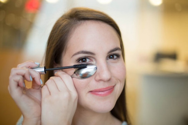 3. Tránh bị lem khi chuốt mascara. Úp chiếc muỗng vào dưới mắt và chuốt mascara cho phần mi dưới. Bằng cách này, lượng mascara dư thừa sẽ dính vào muỗng thay vì vào da của bạn. Tương tự, đặt muỗng lên mí trên sẽ giúp bạn chuốt mascara dễ dàng và nhanh chóng hơn.