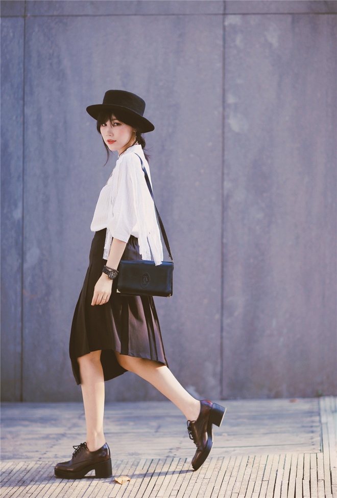  Nhờ đặc thù công việc và khiếu thẩm mỹ bẩm sinh nên fashionista đa tài rất biết cách chọn màu sắc, kiểu dáng trang phục giúp che bớt các khuyết điểm của ngoại hình, đồng thời tận dụng những ưu điểm vốn có để luôn sở hữu street style năng động, khác biệt và nổi bật tại bất cứ đâu.