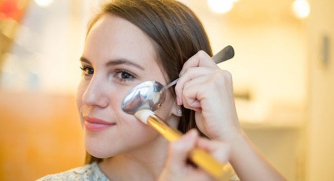 6. Tô phấn hồng. Xác định được vùng hốc má chính xác để thoa phấn hồng đôi lúc khá khó khăn, khi đó bạn nên nhờ sự trợ giúp  của 1chiếc muỗng. Thực hiện bằng cách đặt muỗng lên má theo hình minh họa và dùng cọ thoa phấn hồng ngay bên dưới chiếc thìa.