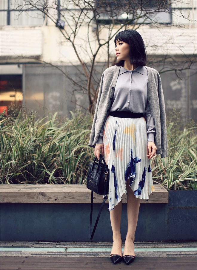 Đơn giản hơn, các chất liệu vải xếp nếp dọc thân váy cũng sẽ tạo ảo giác “kéo dài chân” cho bạn.