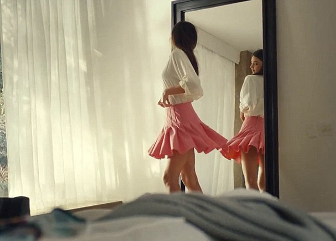 Do đó, để tránh gặp phải phần lỗi khá phổ biến này, bạn cần chọn các loại vải có độ dày vừa phải. Đồng thời kiểm tra trước gương với nhiều tư thế khác nhau như xoay mình, cuối xuống, giơ cao tay …. Khi có bất kỳ động tác nào khiến dây đeo áo ngực hoặc quần lót lộ ra là lúc bạn nên thay ngay một chiếc áo, váy khác kín đáo hơn.