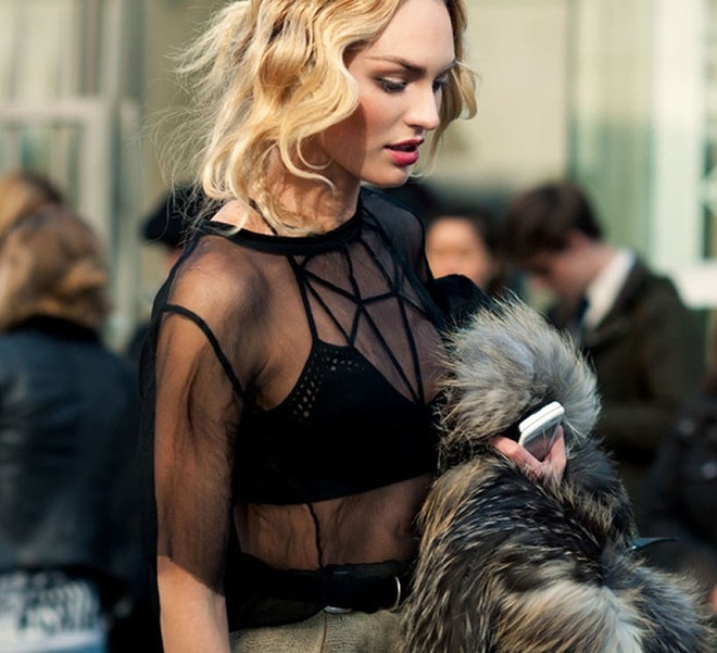 2. Trang phục xuyên thấu. Dù các thiết kế xuyên thấu đang làm mưa làm gió khắp thế giới, nhưng kiểu mốt này chỉ phù hợp với không gian tiệc tùng hoặc trên đường phố. Vì vậy, bạn đừng nhầm lẫn giữa phong cách công sở với street style nếu không muốn mình trông kém duyên và thiếu chuyên nghiệp trong mắt sếp. 