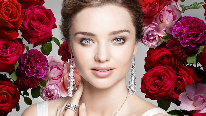 Miranda yêu hoa cỏ và luôn tận dụng các phương pháp làm đẹp an toàn, lành mạnh từ thiên nhiên.