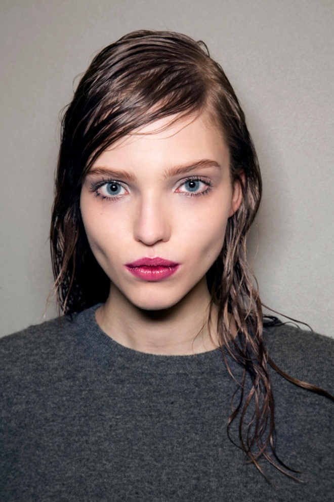 4. Tóc bị ướt, bết dính hoặc rối xù. Do cơ địa, một số người sẽ dễ đổ mồ hôi hoặc sở hữu lượng dầu nhiều làm tóc trông như luôn bị ướt, bết dính sau khi vận động. Một mái tóc rối và bết nước sẽ khiến nhà quản lý đánh giá chủ quan và thiếu tích cực về khả năng xử lý thời gian của bạn. Do đó cố gắng sấy khô tóc, chải và buộc gọn gàng trước khi đến công sở, cũng như luôn mang lược trong giỏ xách để giữ tóc chỉn chu mọi lúc, mọi nơi.