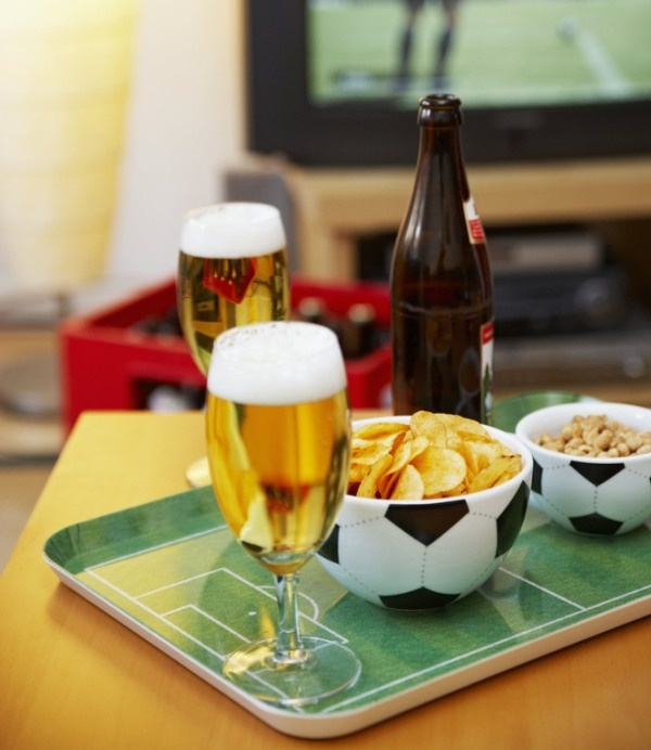   2. Rượu bia: Nhiều người cho rằng rượu bia có thể giúp hưng phấn tình dục, nhưng thực tế tác hại của nó lại khôn lường. Uống nhiều rượu, bia có thể ảnh hưởng tới cả số lượng lẫn chất lượng tinh trùng. Rượu bia gây tổn thương tới sự sản xuất testosterol - hormone sinh dục nam, gây căng thẳng oxy hóa toàn bộ cơ thể, nguyên nhân chính dẫn đến vô sinh ở nam giới.