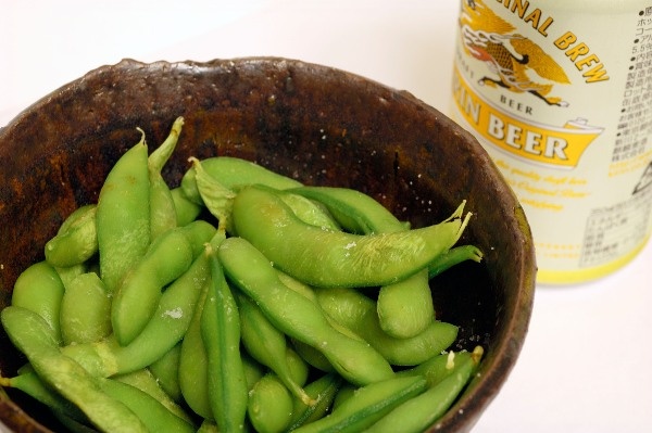 3. Đậu nành: Đậu phụ hay nước đậu nành có tác dụng thanh nhiệt cho cơ thể. Tuy nhiên, đậu nành chứa estrogen thực vật, có thể gây rối loạn hoạt động tình dục. Ngoài ra, hợp chất genistein trong đậu nành sẽ tiêu diệt tinh trùng trước khi chúng kịp kết hợp với trứng. 