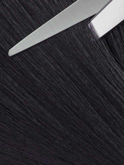 2. Chọn màu nhuộm quá tối: Màu tóc nhuộm quá tối sẽ khiến mái tóc trông xỉn màu, dễ để lộ những sợi tóc bạc và những đoạn tóc mới mọc. Nó cũng làm mất đi sức sống và nét hồng hào từ gương mặt bạn. Do đó, hãy chọn phương pháp nhuộm tóc highlight để làm tóc bạn sáng hơn một tông so với màu tóc tự nhiên. Nếu bạn định nhuộm tóc màu tối, hãy chọn tông màu hạt dẻ với sắc thái từ trung bình đến sẫm màu.