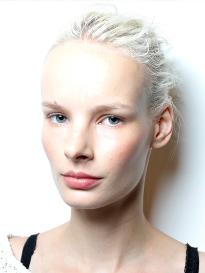 3. Nhuộm màu quá sáng: Màu nhuộm sáng hơn một hoặc hai tông so với màu tóc tự nhiên của bạn có thể rất tôn da, đặc biệt khi làn da trở nên vàng vọt do tuổi tác và một vài lọn tóc sẽ giúp da bạn bừng sáng. Nhưng nhuộm màu quá sáng có thể khiến bạn già đi tương tự việc chọn màu nhuộm quá tối. Bạn sẽ phải trang điểm nhiều hơn để màu nhuộm mới trông hài hòa với gương mặt vì mái tóc quá sáng có thể làm bạn nhợt nhạt và mất đi vẻ đằm thắm. 