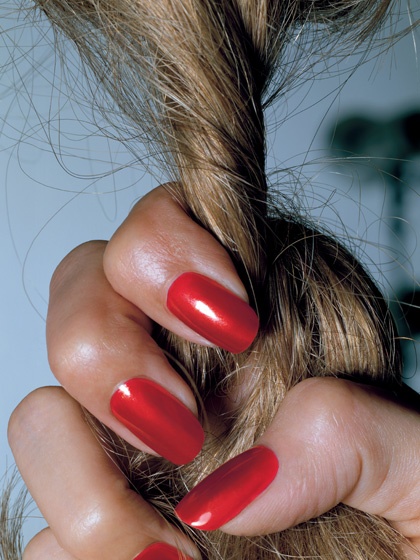 4. Nhuộm màu cho mái tóc khô ráp: Nếu có gì làm bạn già đi hơn cả những sợi tóc bạc thì đó chính là một mái tóc mỏng, khô ráp và hư tổn. Nếu sợi tóc cho cảm giác như một sợi vải bông thì sau khi nhuộm màu nó sẽ đứt gãy ngay lập tức. Khi bạn có tuổi, tóc trở nên yếu hơn và kém đàn hồi hơn, do đó nó không thể phục hồi lại độ phồng một cách dễ dàng sau khi chịu hư tổn. Cách tốt nhất là bạn nên dưỡng tóc với protein trong một vài tuần cho đến khi tóc khỏe hơn một chút. 