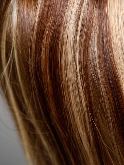 5. Nhuộm tóc highlight quá nổi: Nhuộm đều cả mái tóc sẽ mang lại cho bạn vẻ trẻ trung, nhưng highlight thì không. Những lọn tóc highlight thường cho cảm giác khô xơ và tồi tàn. Việc chọn màu nhuộm highlight quá sáng sẽ khiến mái tóc trông như bị bạc màu và làm bạn trở nên già nua. Thay vào đó, hãy yêu cầu thợ nhuộm tóc thêm một vài lọn tóc nhuộm sáng hơn ở gần mặt bạn. 