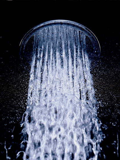 7. Gội đầu quá thường xuyên: Nếu có thể, bạn hãy sử dụng dầu gội khô thay vì dầu gội tạo bọt kiểu truyền thống. Mỗi lần bạn gội đầu, bạn đang làm mất đi các sắc tố màu và độ ẩm trong tóc. Đồng thời khi bạn già đi, tóc bạn cũng không còn vẻ sáng bóng, và gội đầu quá thường xuyên càng làm cho tình hình trở nên tồi tệ hơn. Hãy cố gắng gội đầu ít hơn và sau mỗi lần gội, xả lại tóc bằng nước lạnh để tăng thêm độ bóng cho mái tóc.