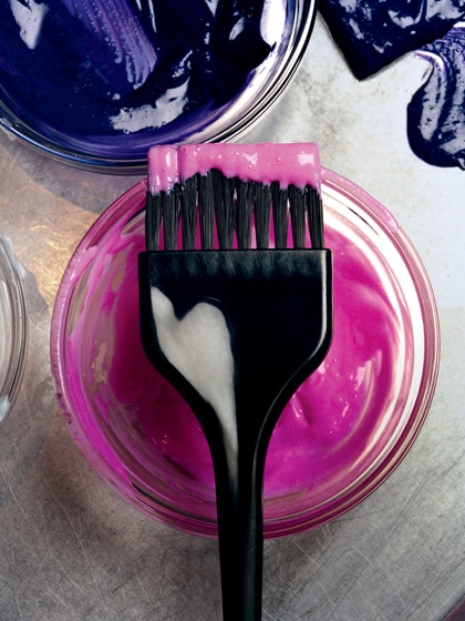 8. Thử nghiệm những màu lạ: Nếu bạn không phải là một ngôi sao nổi tiếng, hãy tránh xa những màu nhuộm “độc” như màu xanh da trời, màu hồng và màu tím. Những màu tóc lạ mắt luôn yêu cầu dùng thuốc tẩy màu tóc và sau đó bôi thuốc nhuộm, và cách làm này thực sự gây hư tổn cho mái tóc. Một màu tóc quá giả giống như một bảng đèn neon lớn nhấp nháy khiến mọi người đều nhận thấy rõ bạn đang làm đẹp một cách quá lố.