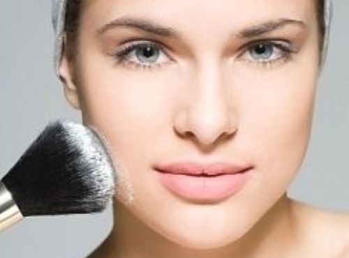 2. Phấn trang điểm dạng bột: Sử dụng phấn trang điểm dạng bột là một bí quyết trang điểm hay dành cho da dầu. Tuy nhiên, bạn có thể gặp phải tình trạng gương mặt cộm phấn do dùng phấn quá tay. Trong trường hợp này, hãy sử dụng sản phẩm phấn bột có tinh chất khoáng vừa giúp hút dầu trên da vừa làm gương mặt bạn trở nên tự nhiên và mịn màng hơn.