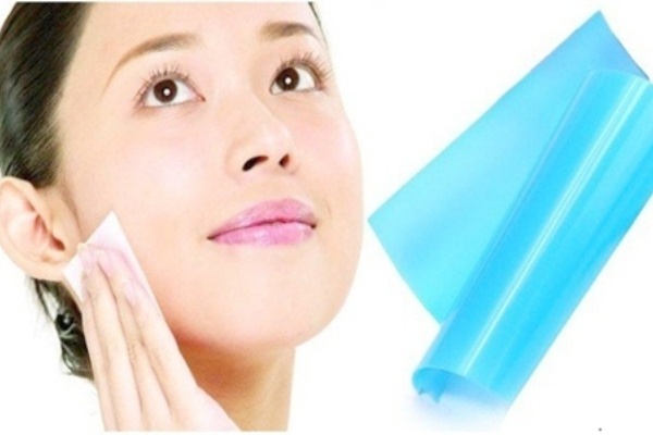 3. Giấy thấm dầu: Dùng giấy thấm dầu là một cách hiệu quả trong việc loại bỏ lượng dầu dư thừa trên da mặt. Mặc dù lớp trang điểm của bạn trông rất hoàn hảo vào buổi sáng, nhưng nó có thể trở nên bóng nhẫy vào buổi chiều do cấu trúc da. Vì thế, tốt hơn hết là bạn nên sử dụng giấy thấm để hấp thụ dầu từ da mặt.