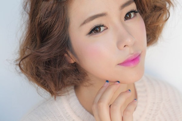 4. Phấn má hồng dạng lỳ: Nếu bạn đang tìm kiếm sản phẩm trang điểm tốt nhất dành cho da dầu thì phấn má hồng dạng lỳ chính là một ứng cử viên số một. Loại phấn trang điểm này sẽ điểm thêm sắc hồng cho đôi má mà không khiến chúng trở nên bóng nhờn.