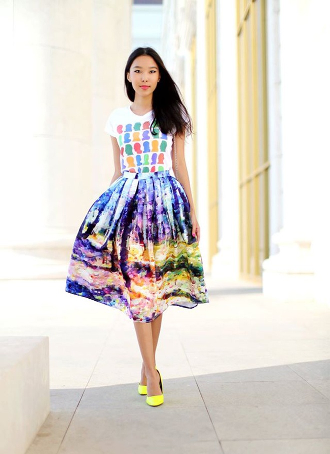  Họa tiết bản to, có phần rối rắm cũng rất tốt để tạo cảm giác tròn trịa cho thân hình gầy mỏng.