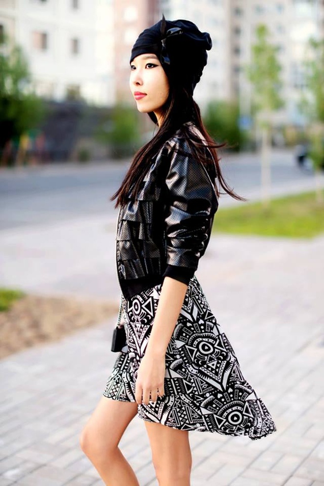 Các đường xếp nếp trên áo khoác da, mix cùng họa tiết trắng đen rối mắt sẽ mang lại một phong cách street style mạnh mẽ và hiện đại cho bạn gái dáng cao gầy.