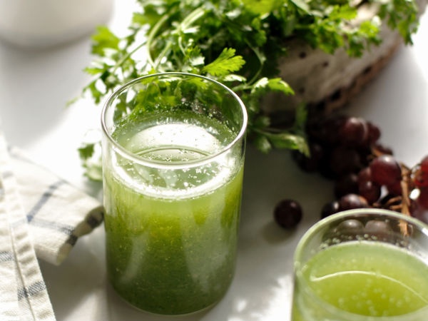 13. Nước ép rau mùi: Rau mùi là một chất kích thích tự nhiên và nó giúp điều tiết các hormon. Nó giúp điều chỉnh chu kỳ kinh nguyệt và làm giảm đau bụng kinh.