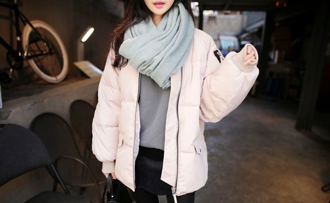 Những chiếc khăn choàng duyên dáng, điệu đà luôn là phụ kiện không thể thiếu trong tủ đồ cô nàng sành điệu mỗi khi vào mùa gió lạnh. Bằng cách trổ tài thắt khăn choàng thật độc đáo, bạn sẽ nhanh chóng chứng minh gu thời trang đẳng cấp của mình khi dạo bước trên phố xuân.