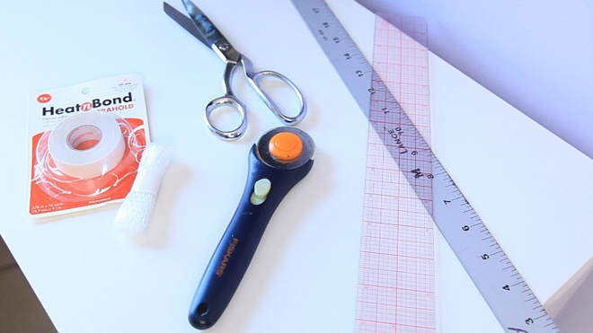 Chuẩn bị thêm kéo, thước cây, bàn là, vài cây kim khâu và băng keo 2 mặt (loại dùng để ủi vải).