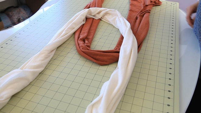 Chuẩn bị thêm kéo, thước cây, bàn là, vài cây kim khâu và băng keo 2 mặt (loại dùng để ủi vải).