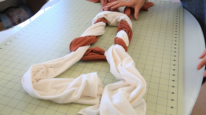 Tiếp tục thao tác tương tự để tạo thành nút thắt đẹp mắt như ảnh trên.