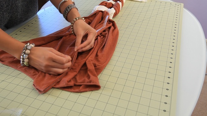 Dùng kim cố định và nối 2 phần cạnh bên chiếc khăn lại với nhau.