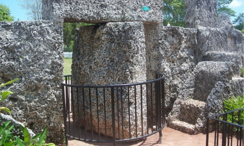 1. Lâu đài San hô: Lâu đài San hô là một khu tưởng niệm của Edward Leedskalnin - một chàng trai xứ Latvia lập dị đã dành trọn những năm tháng ẩn dật ở ngôi làng Homestead, bang Florida để xây dựng nên công trình huyền thoại này. Không hề có sự trợ giúp của bất kì máy móc hiện đại hay con người, một mình Leedskalnin đã tự tay khai thác, đẽo gọt và gây dựng lâu đài từ hơn 1.000 tấn đá san hô trong 28 năm. Ảnh: Therichest.