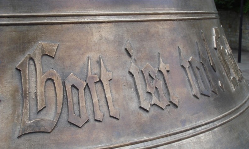 Witkowski mô tả Di Glocke là loại vật chất kim loại ở thể lỏng được gọi là “Xerum 525”. Theo dự đoán của Witkowski, Die Glocke được thử nghiệm ở khu khai thác mỏ Wenceslas. Tuy nhiên, hiện tại khu vực này không còn lại tàn tích gì để chứng minh việc đó ngoài một kiến trúc hình tròn xây dựng bằng đá đầy bí ẩn. Ảnh: Therichest.