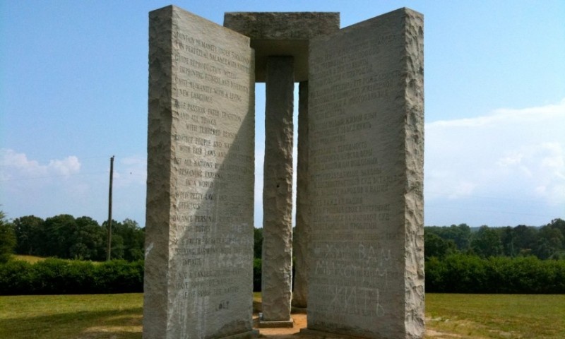 4. Những tảng đá dẫn đường ở Georgia: Năm 1979, một người có bí danh R.C. Christian đã xây dựng những tượng đài bằng đá ở hạt Elbert, bang Georgia, Mỹ. Với chiều cao 19m và nặng gần 120 tấn, mỗi bức tượng được điêu khắc bằng 9 ngôn ngữ khác nhau nói về những điều khuyên răn tới con người như “Hãy hướng về sản xuất khôn ngoan để cải thiện sức khỏe và sự đa dạng”, hay là “Hãy quý trọng chân lý sắc đẹp và tình yêu bằng cách tìm kiếm sự hài hòa với vô cực”. Ảnh: Therichest.