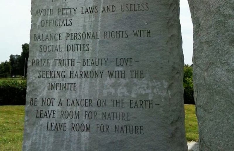 Những phiến đá cũng được sắp đặt theo một thứ tự mang tính thiên văn. Mặc dù không chứa bất kỳ thông điệp mã hóa nào, nhưng mục đích và nguồn gốc của tượng đài này vẫn còn nằm trong vòng bí ẩn. Ảnh: Wikipedia.