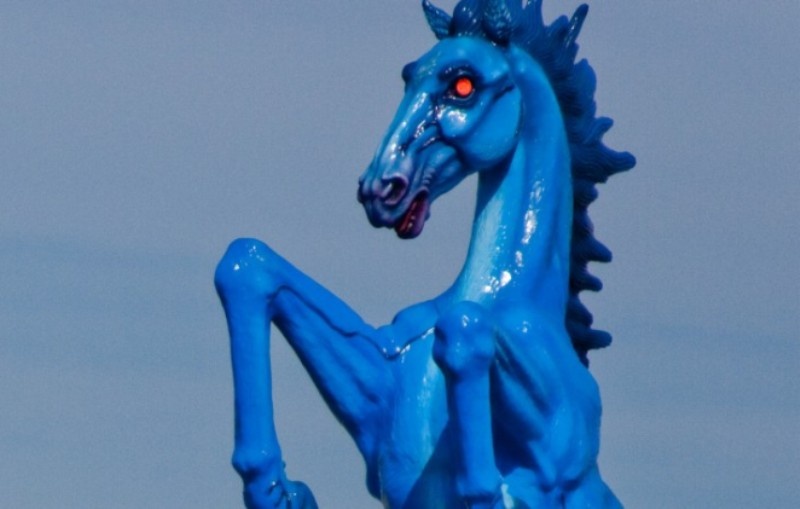 Trong số các tác phẩm điêu khắc kỳ lạ có tác phẩm con ngựa bằng sợi thủy tinh cao gần 10m với màu xanh tươi và đôi mắt đỏ phát sáng. Cha đẻ của bức tượng này Luis Jiminez đã chết trong quá trình tạc tạo tác phẩm này. Người ta nói rằng đó là do sự tương đồng giữa con ngựa màu xanh ở Denver với con ngựa xanh của thần chết. Ảnh: Therichest.