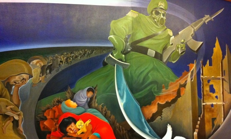 Nhưng có lẽ ác mộng nhất đối với hành khách chính là sự kỳ quái của các bức tranh ở Denver. Được vẽ bởi Leo Tanguma, chủ đề duy nhất của các bức tranh này là khủng bố. Chúng miêu tả sự sợ hãi, đau khổi của trẻ em khắp các bang với màu sắc lòe loẹt cùng với sự đau khổ của các bà mẹ khi ôm đứa con sơ sinh không còn sự sống của họ. Ảnh: Therichest.