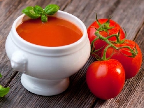 3. Cà chua: Cà chua là loại mỹ phẩm thiên nhiên cực tốt cho da. Cắt quả cà chua thành những lát tròn, mỏng rồi đắp lên mặt, đặc biệt là ở mũi. Để khoảng 15 phút, sau đó lột bỏ cà chua trên mặt, rửa mặt bằng nước sạch rồi lau bằng khăn khô. Thực hiện thường xuyên sẽ làm giảm chứng sưng tấy do mụn bọc. 