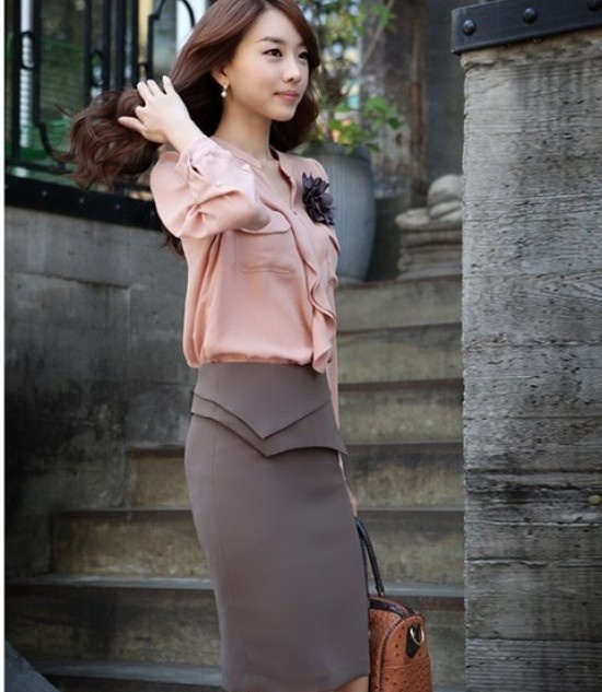 1. Quần áo phẳng phiu: Một bộ quần áo phẳng phiu luôn cần thiết ở bất cứ đâu, đặc biệt ở công sở. Lời khuyên cho bạn là nếu không đủ thời gian để là ủi trang phục của mình, hãy chọn mua những bộ quần áo ít nhàu nhĩ và tạo nếp.