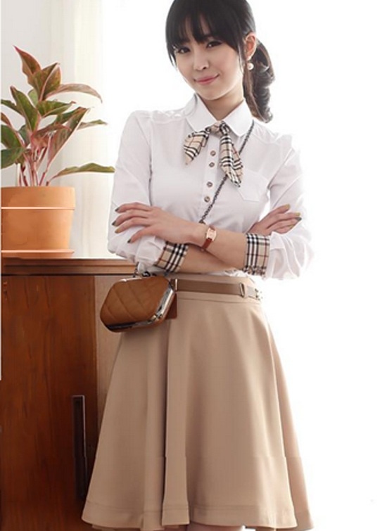 2. Màu sắc nhã nhặn: Màu sắc rực rỡ thì gây ấn tượng thật đấy nhưng chưa chắc đã là ấn tượng tốt, vì không phải ai cũng thích sự nổi bật một cách thái quá. Bạn có thể để dành những bộ quần áo như vậy cho một buổi dạo phố hay tiệc tùng. Còn khi tới văn phòng, hãy kiềm chế tình yêu với màu sắc bằng những màu nhã nhặn, nền nã như pastel.