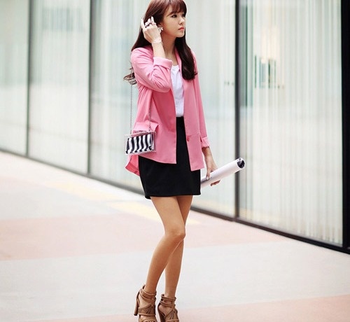 3. Blazer: Dù bạn mặc váy liền hay áo cùng chân váy rời, việc khoác thêm một chiếc áo blazer luôn khiến bạn trở nên lịch sự, chuyên nghiệp và rõ là tạo thiện cảm hơn đối với sếp, đồng nghiệp cũng như đối tác.