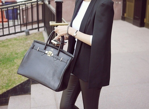 5. Đồng hồ: Không chỉ để xem giờ, một chiếc đồng hồ dây da cổ điển hoặc dây kim loại bản to, mặt to kiểu thịnh hành sẽ tạo ra vẻ thanh lịch pha chút cá tính cho bạn gái khi tới công sở.