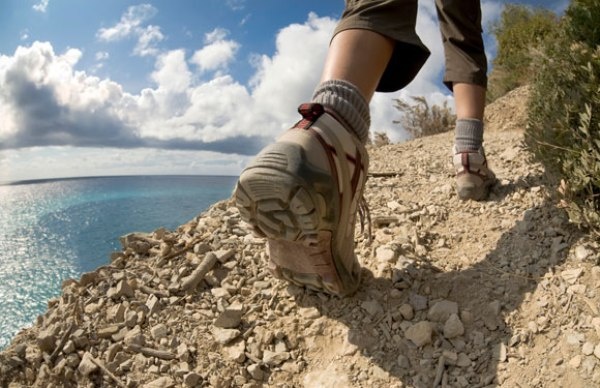 4. Đi bộ: Một số người nghĩ rằng đi bộ ngay sau bữa ăn giúp dạ dày tiêu hóa tốt hơn. Nhưng thực tế, khi đi bộ, cơ thể phải vận động nhiều, dẫn đến trào ngược axit và ngăn chặn quá trình hấp thụ các chất dinh dưỡng của hệ tiêu hóa.