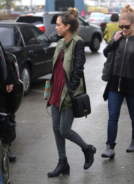 Jessica Alba lại chọn áo khoác quân đội phối tay chất liệu da mix với t-shirt màu nâu sẫm và skinny jeans. Các phụ kiện như túi đeo chéo và ankle boots cùng tone màu đen giúp cô thêm nổi bật.