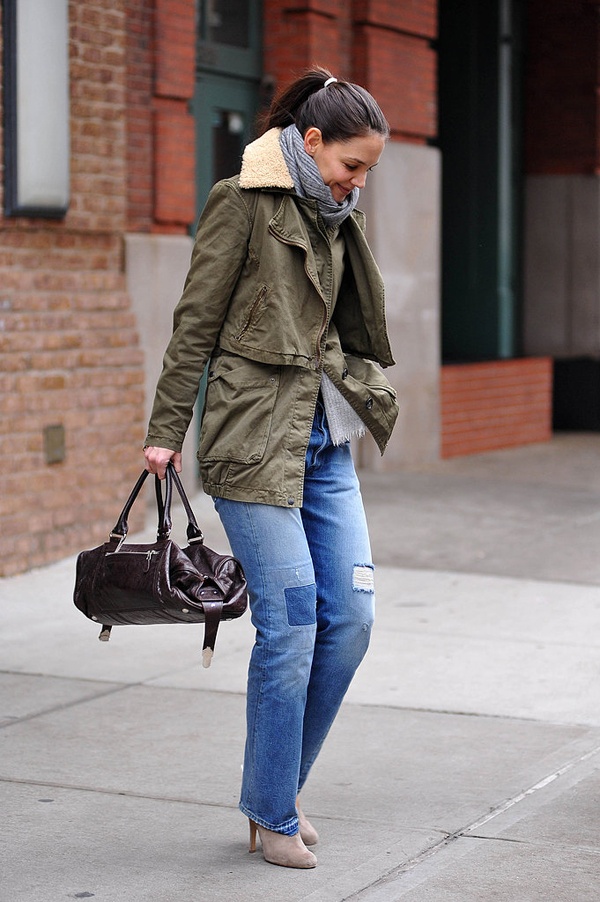 Ấm áp và cá tính là phong cách của Katie Holmes khi diện jacket quân đội với cổ lông cừu. Cô mix đồ với jeans denim chắp vá, khăn quàng màu xám và boots cao gót.
